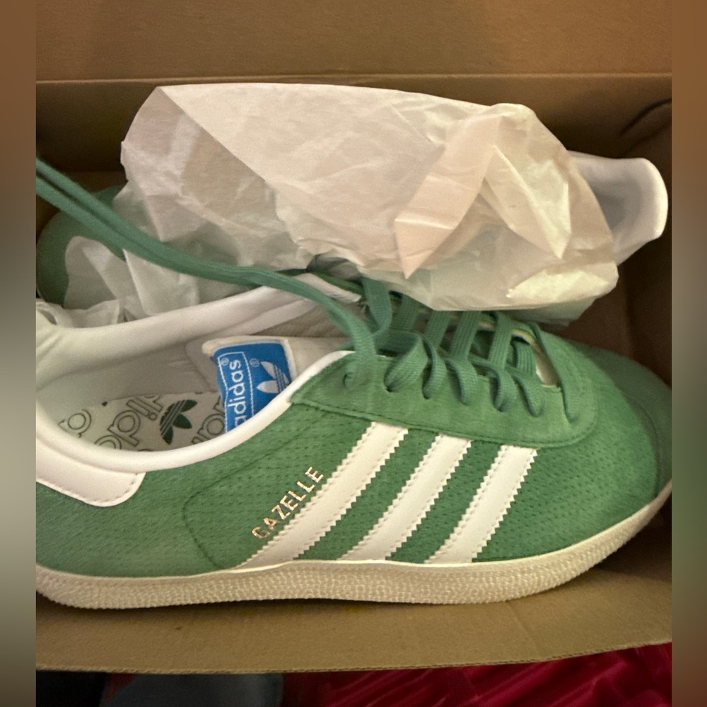 NEW IN BOX Adidas Women's Gazelle Classic Green and White Sneakers